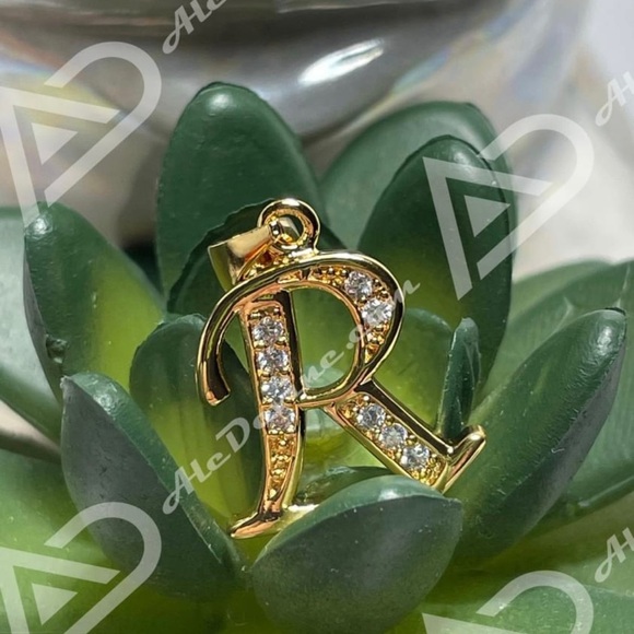 R Initial Pendant (gold plated) - Picture 2 of 8